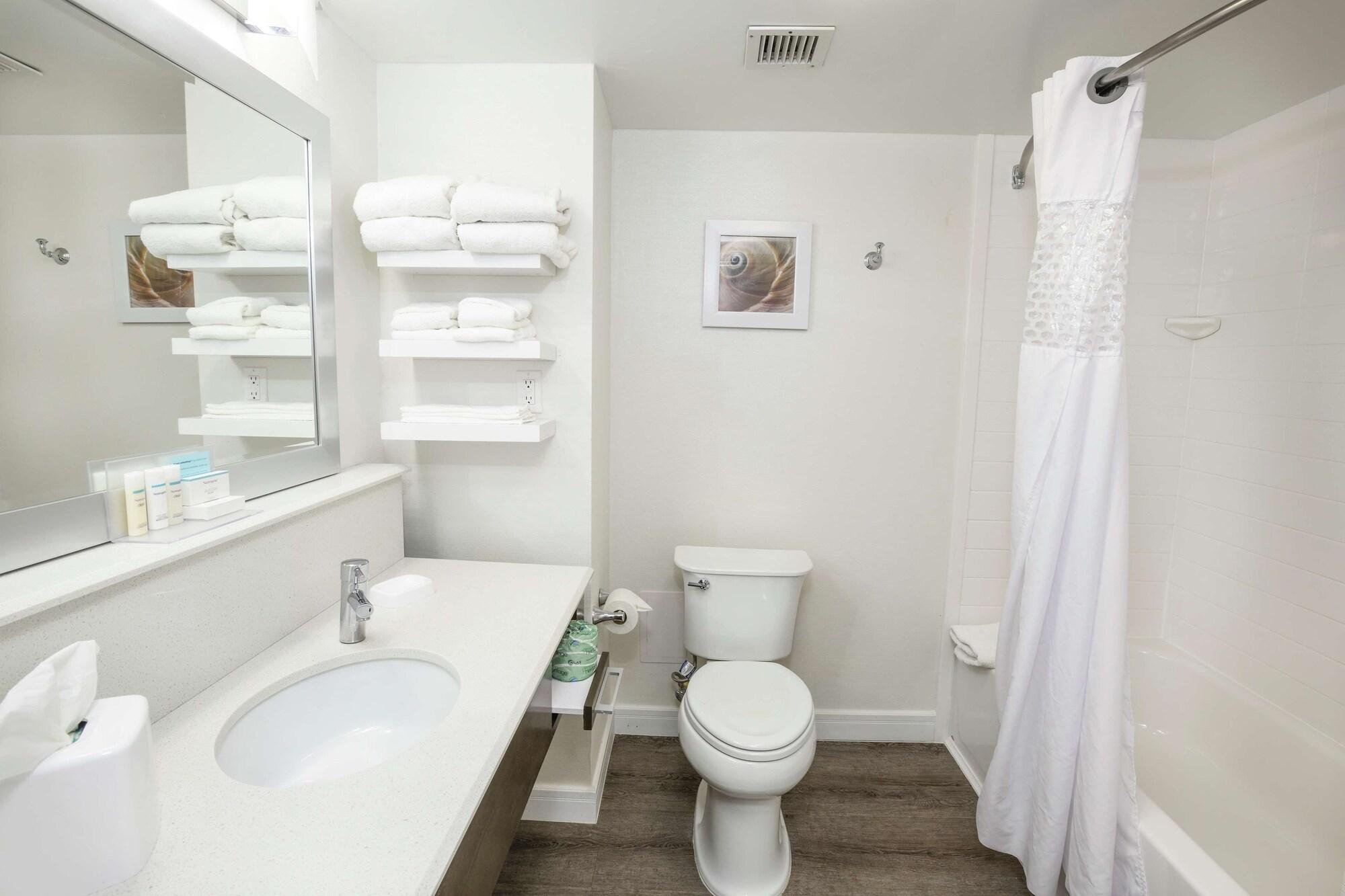Hampton - East Regency Square Hotel 3*