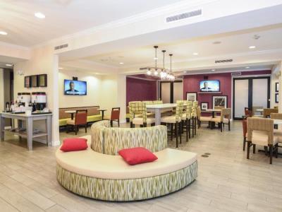 Hampton - East Regency Square 3*